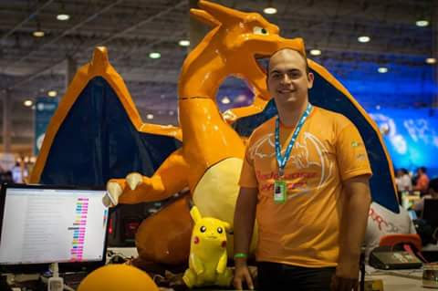 Emerson Pedroso standing beside the 1.90-metre finished build, showing its scale.